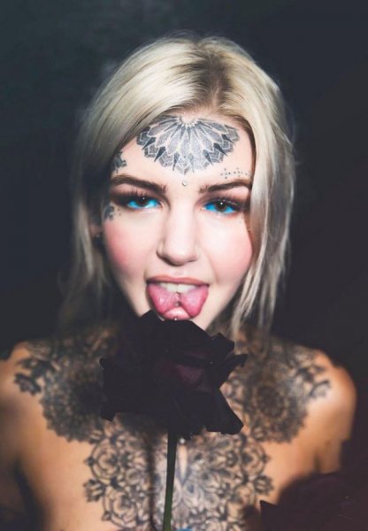 За десять лет миловидная девушка превратила себя в татуированного фрика