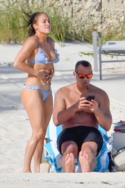 49-летняя американская актриса и певица Дженнифер Лопес (Jennifer Lopez) отдыхает с женихом на Багамах