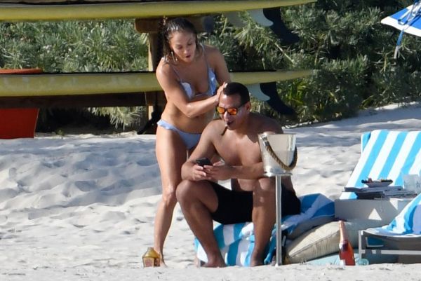 49-летняя американская актриса и певица Дженнифер Лопес (Jennifer Lopez) отдыхает с женихом на Багамах