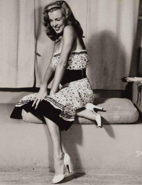 Редкие эротические фотографии Мэрилин Монро в самом начале ее карьеры