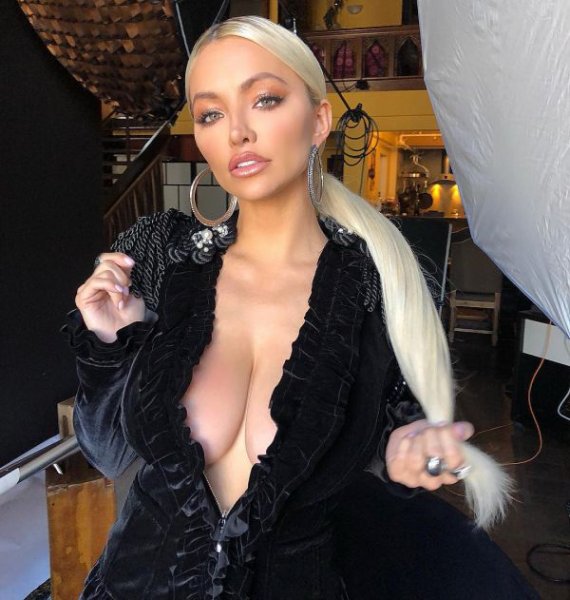 27-летняя американская модель и актриса Линдси Пелас (Lindsey Pelas) на фото в Instagram