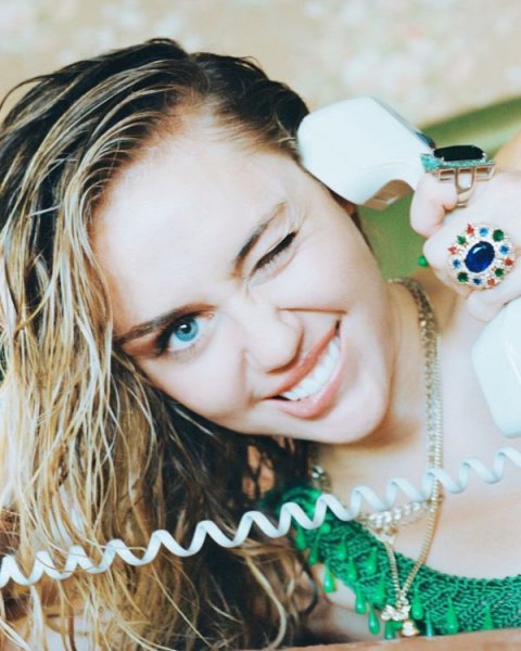 26-летняя американская актриса и певица Майли Сайрус (Miley Cyrus) на фото в Instagram