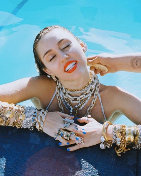 26-летняя американская актриса и певица Майли Сайрус (Miley Cyrus) на фото в Instagram