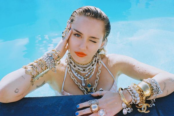 26-летняя американская актриса и певица Майли Сайрус (Miley Cyrus) на фото в Instagram