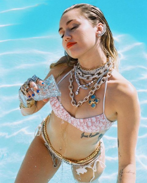 26-летняя американская актриса и певица Майли Сайрус (Miley Cyrus) на фото в Instagram