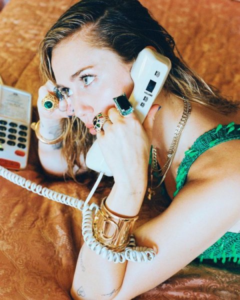 26-летняя американская актриса и певица Майли Сайрус (Miley Cyrus) на фото в Instagram