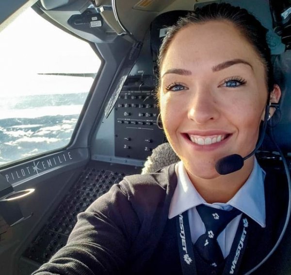 Девушка, которая работает пилотом