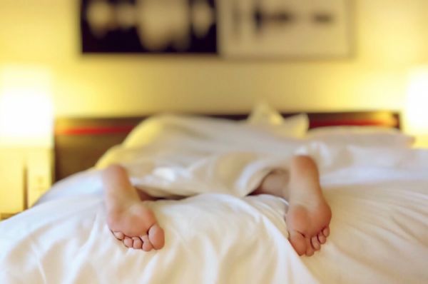 Почему спать 8 часов — хорошо, а 6 — плохо: научное объяснение феномена сна
