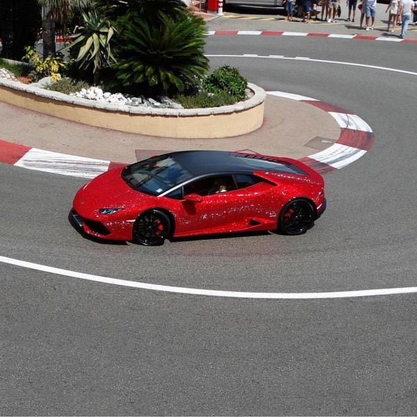 Россиянка продемонстрировала в Лондоне свой Lamborghini Aventador, покрытый кристаллами Swarovski