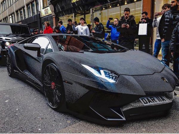 Россиянка продемонстрировала в Лондоне свой Lamborghini Aventador, покрытый кристаллами Swarovski