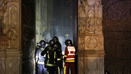 Фото: Последствия пожара внутри Собора Парижской Богоматери