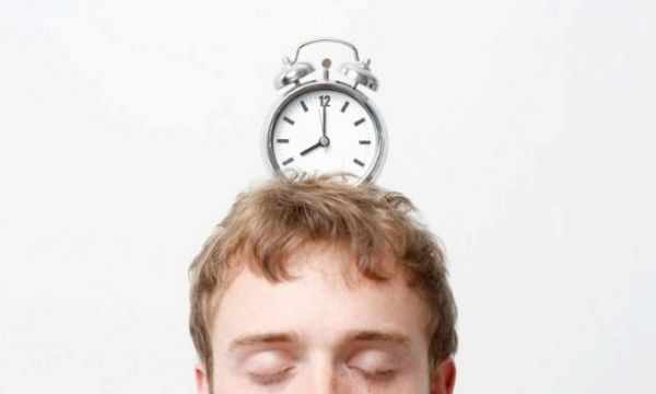 Почему спать 8 часов — хорошо, а 6 — плохо: научное объяснение феномена сна