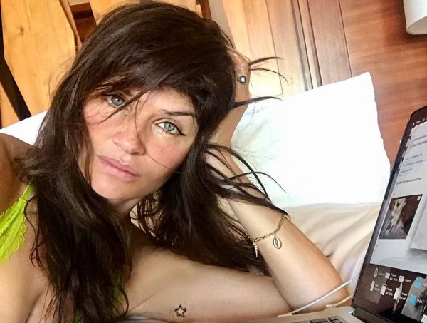 50-летняя датская супермодель и фотограф Хелена Кристенсен (Helena Christensen) в купальниках