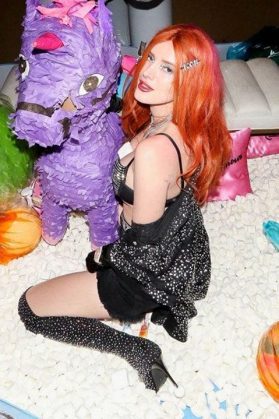 21-летняя американская актриса и певица Белла Торн (Bella Thorne) на вечеринке Flaunt