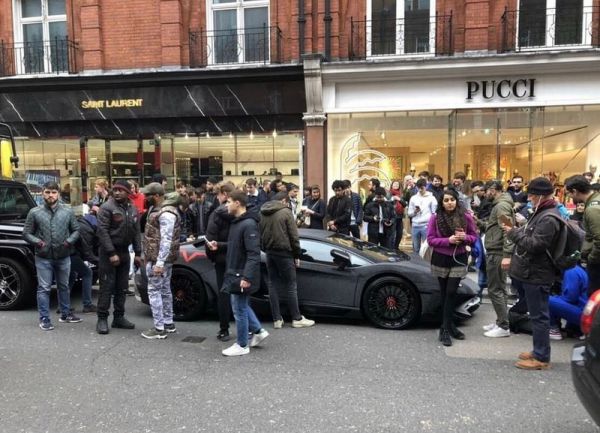 Россиянка продемонстрировала в Лондоне свой Lamborghini Aventador, покрытый кристаллами Swarovski