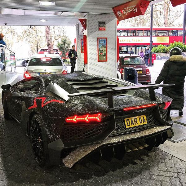 Россиянка продемонстрировала в Лондоне свой Lamborghini Aventador, покрытый кристаллами Swarovski