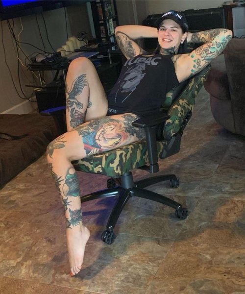 Девушка нанесла на свое тело более 40 татуировок, идеями для которых послужили фильмы
