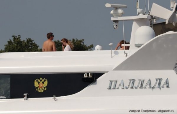 На яхте патриарха Московского Кирилла заметили девушек в купальниках