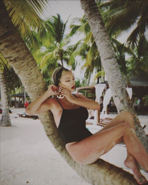 31-летняя французская модель, певица и актриса Кэролайн Врилэнд (Caroline Vreeland) на фото в Instagram