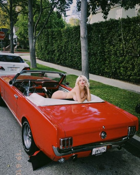31-летняя французская модель, певица и актриса Кэролайн Врилэнд (Caroline Vreeland) на фото в Instagram