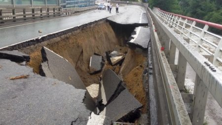 Ливни в Сочи размыли несколько федеральных дорог