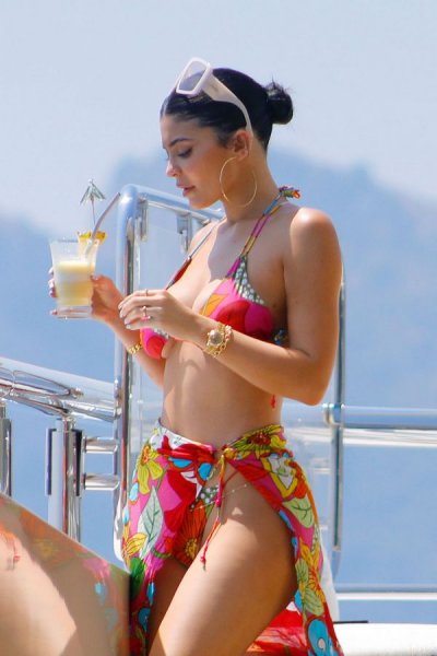 22-летняя американская модель, бизнесвумен, светская и медийная личность Кайли Дженнер (Kylie Jenner) отдыхает на яхте