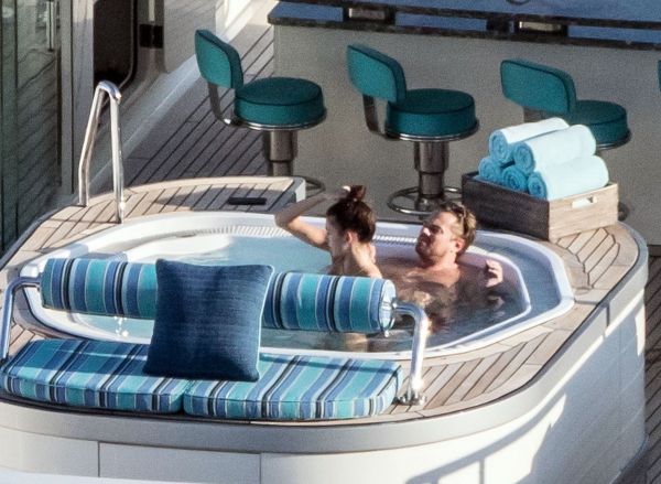 44-летний американский актёр и продюсер Лео Ди Каприо и его 22-летняя подруга Камила Морроне отдыхают на яхте