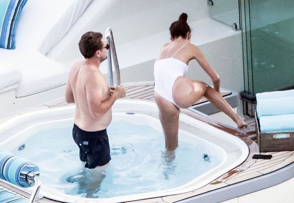 44-летний американский актёр и продюсер Лео Ди Каприо и его 22-летняя подруга Камила Морроне отдыхают на яхте