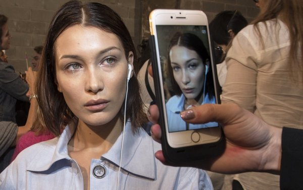 Как телефон и компьютер старят кожу: молодая женщина ужаснулась последствиям излучения на лице