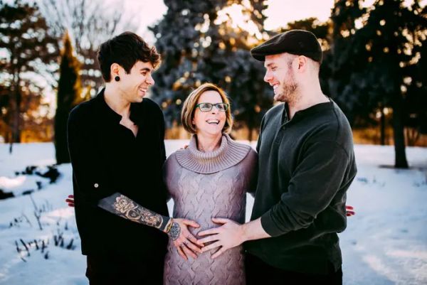 61-летняя американка выносила и родила ребенка для своего сына-гея и его бойфренда