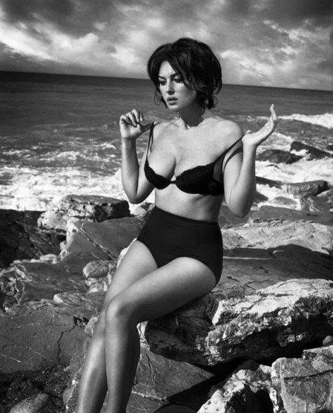 54-летняя итальянская киноактриса и фотомодель Моника Беллуччи (Monica Bellucci) в журнале Vanity Fair