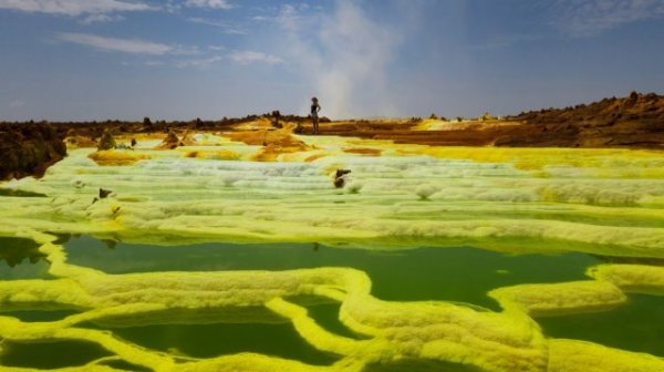 Опасная прогулка по "космическим" серным озерам в Эфиопии