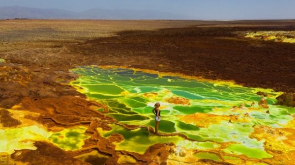 Опасная прогулка по "космическим" серным озерам в Эфиопии