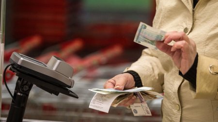 Россияне смогут снимать деньги в кассах супермаркетов