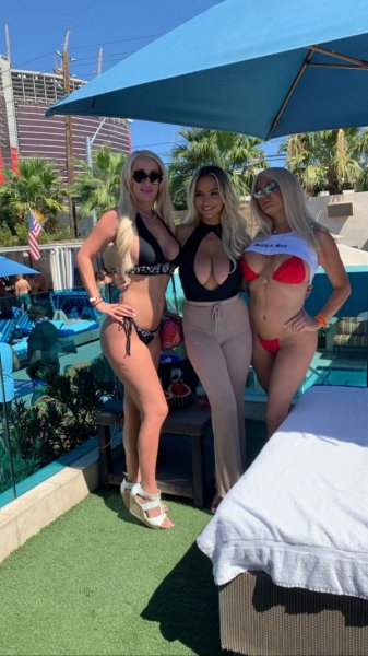 28-летняя американская актриса и модель Линдси Пелас (Lindsey Pelas) на вечеринке Sapphire Topless Pool