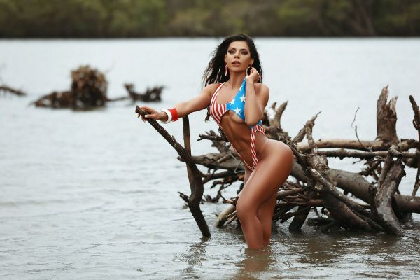 29-летняя бразильская модель, двукратная обладательница титула «Мисс Бум Бум», Сьюзи Кортес (Suzy Cortez) позирует на пляже