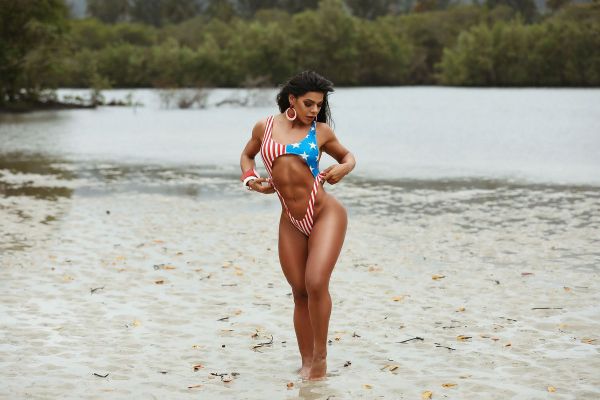 29-летняя бразильская модель, двукратная обладательница титула «Мисс Бум Бум», Сьюзи Кортес (Suzy Cortez) позирует на пляже