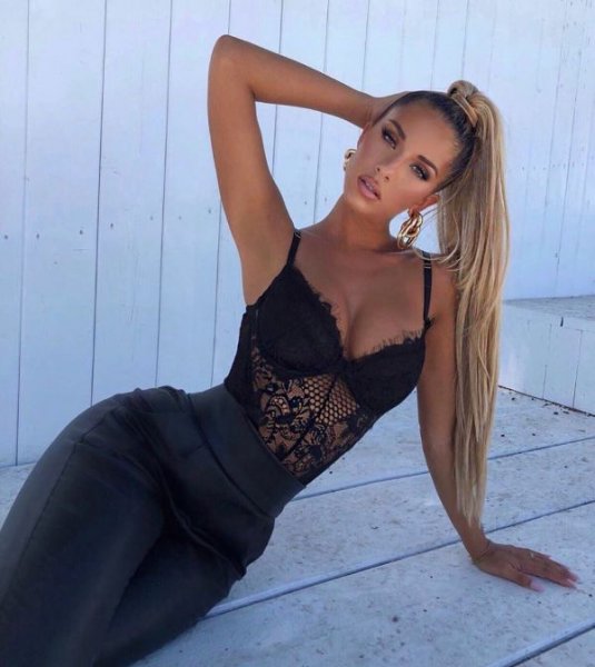 23-летняя модель Сиерра Скай (Sierra Skye) на фото в Instagram