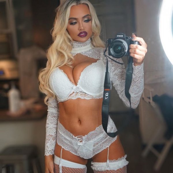 28-летняя американская модель и актриса Линдси Пелас (Lindsey Pelas) на фото в Instagram