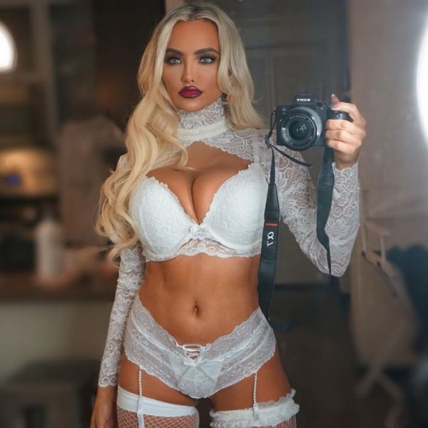 28-летняя американская модель и актриса Линдси Пелас (Lindsey Pelas) на фото в Instagram