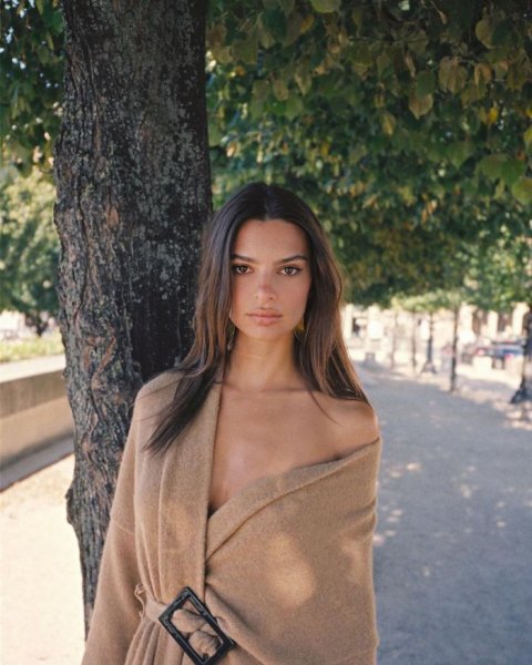 28-летняя американская модель и актриса Эмили Ратаковски (Emily Ratajkowski) на фото в Instagram