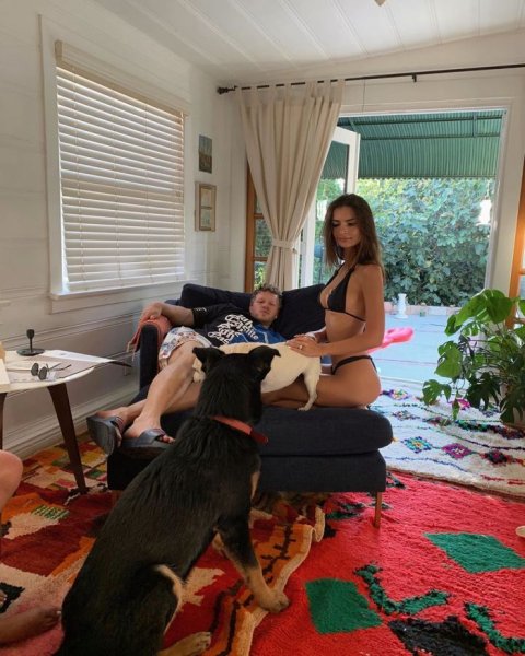 28-летняя американская модель и актриса Эмили Ратаковски (Emily Ratajkowski) на фото в Instagram