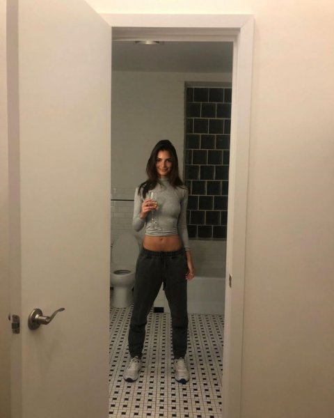 28-летняя американская модель и актриса Эмили Ратаковски (Emily Ratajkowski) на фото в Instagram