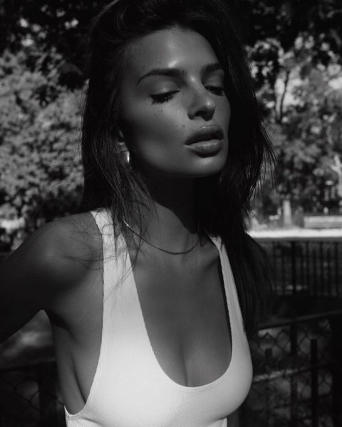 28-летняя американская модель и актриса Эмили Ратаковски (Emily Ratajkowski) на фото в Instagram