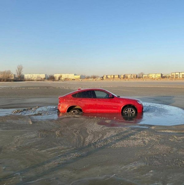 Наступили холода и водители выехали на лед…