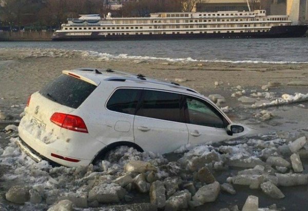 Наступили холода и водители выехали на лед…