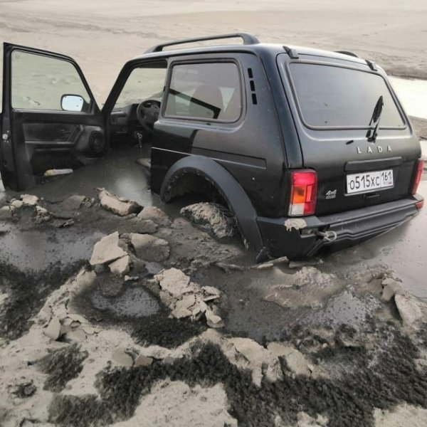 Наступили холода и водители выехали на лед…