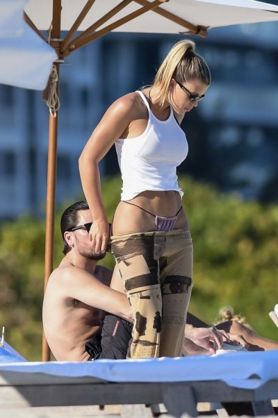 21-летняя американская модель София Ричи (Sofia Richie) на пляже в Майами