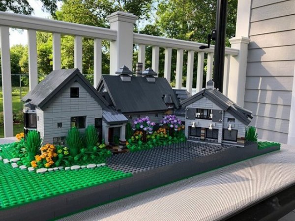 Дизайнер делает потрясающие дома из LEGO