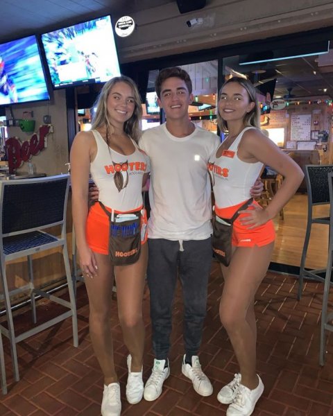 Сексуальные официантки Hooters